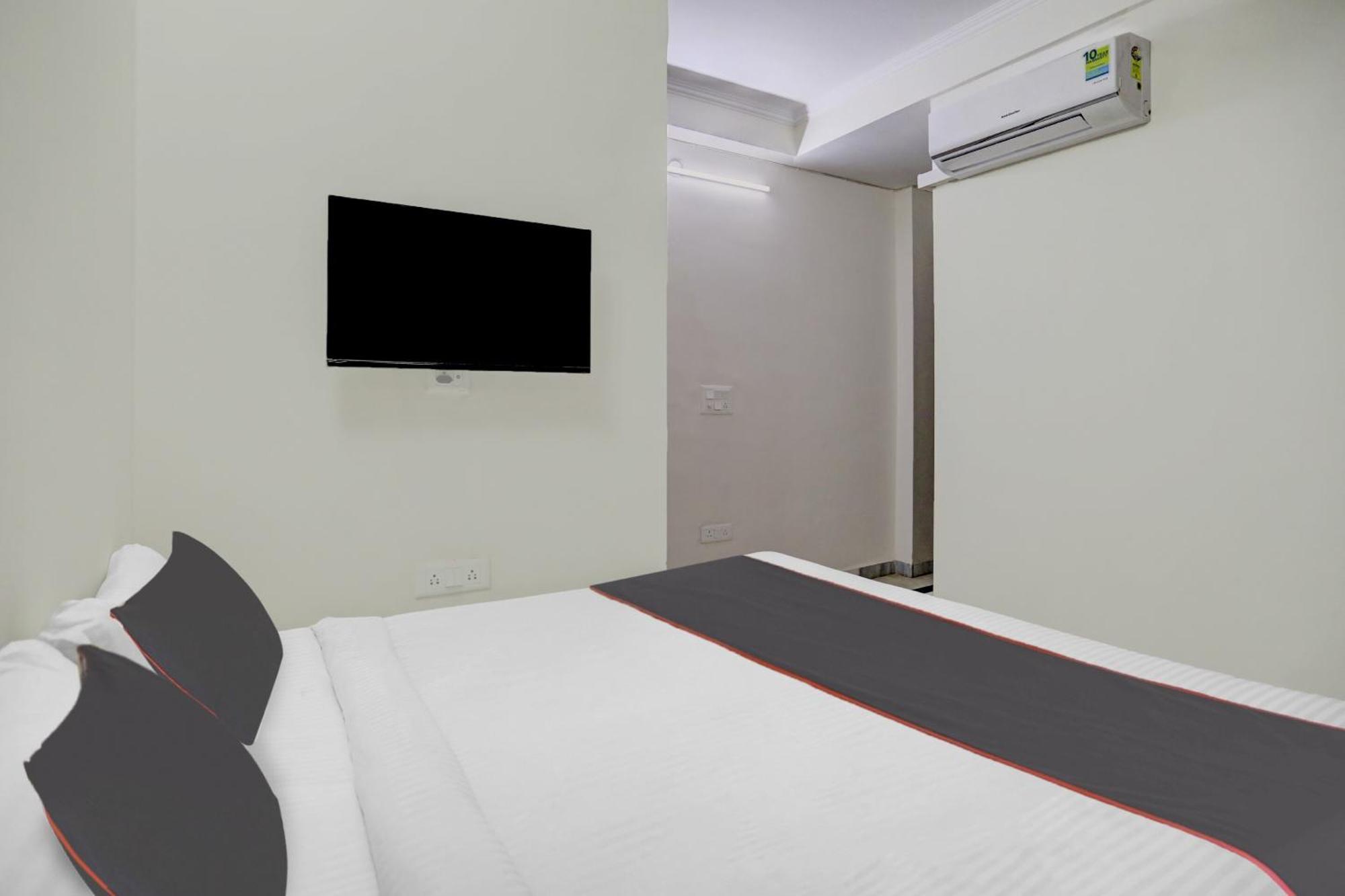 Super Capital O Uk House Residency Hotel คูร์เคาน์ ภายนอก รูปภาพ