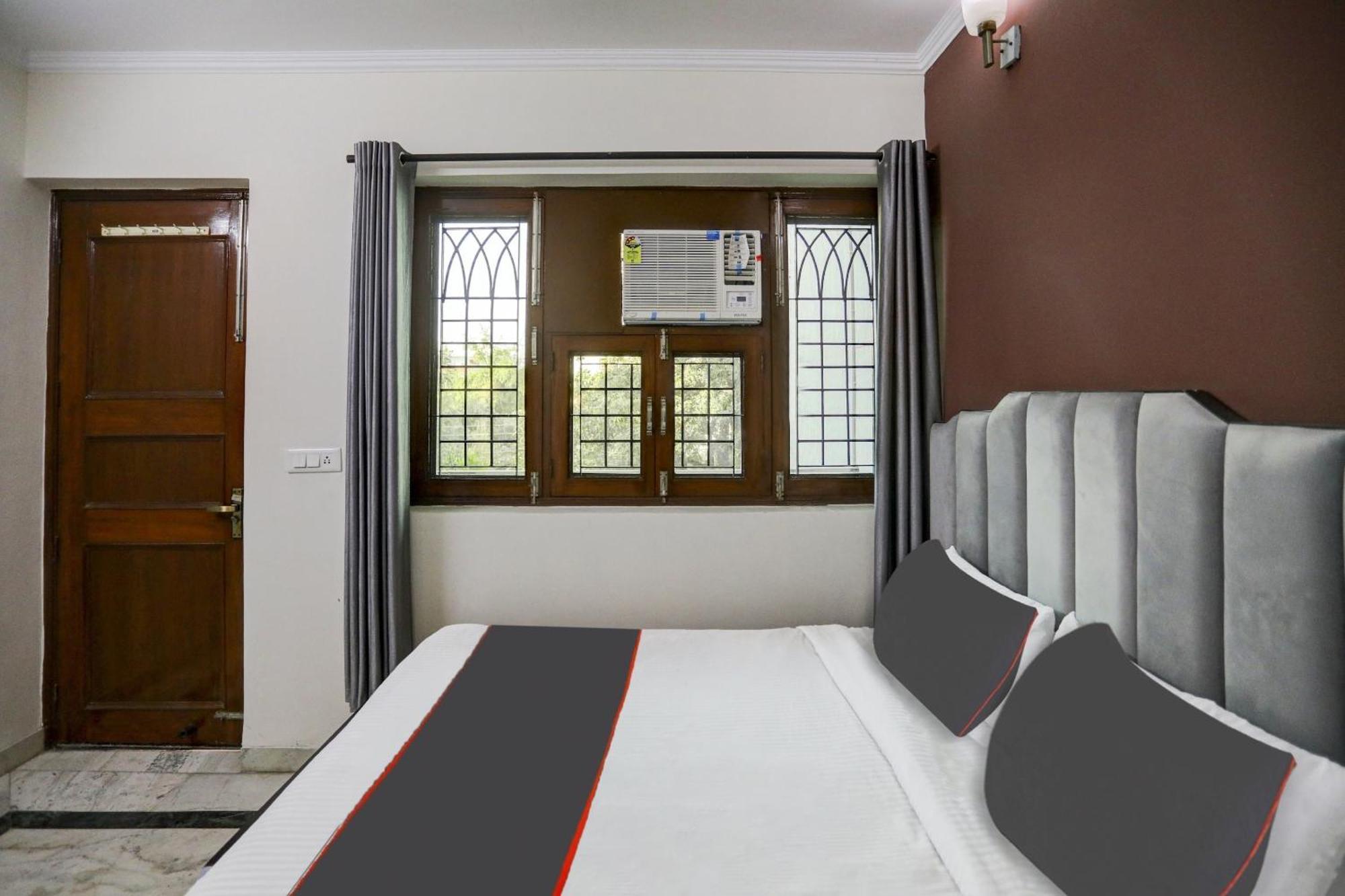 Super Capital O Uk House Residency Hotel คูร์เคาน์ ภายนอก รูปภาพ